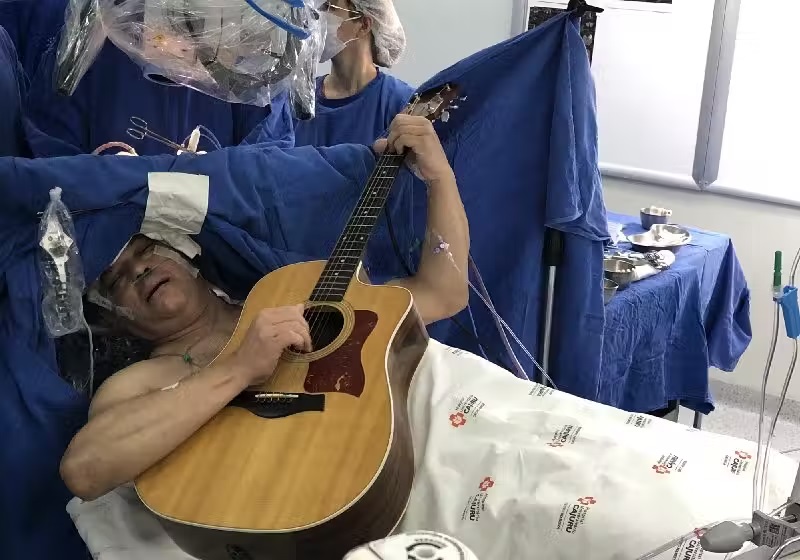 Paciente canta e toca violão durante cirurgia para retirar tumor cerebral; Vídeo