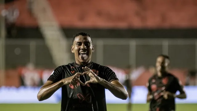 Vitória derrota o ABC com gols no fim e retoma liderança da Série B do Brasileirão